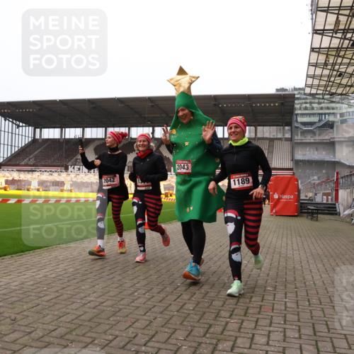 08.12.2024 - St. Pauli X-Mass-Run No. 14 Yannick Fuchs http://msf.ph/oto/7481463 08.12.2024 10:04:58 Ziel 1021, 1067, 1189, 1355, 2013, 2015, 2042, 2043, 2836, 2937 meine-sportfotos.de