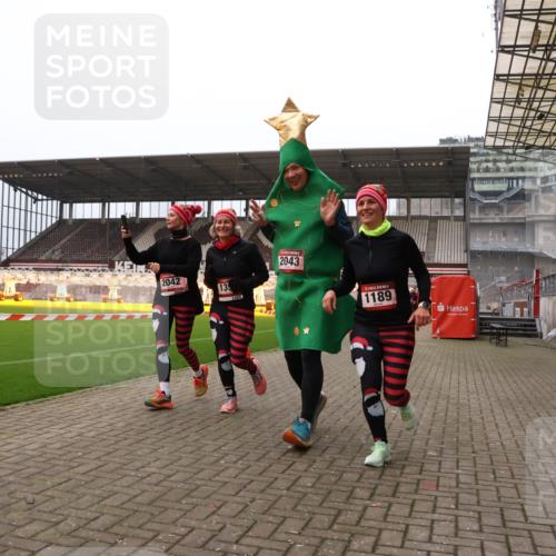 08.12.2024 - St. Pauli X-Mass-Run No. 14 Yannick Fuchs http://msf.ph/oto/7481466 08.12.2024 10:04:58 Ziel 1021, 1067, 1189, 1355, 2013, 2015, 2042, 2043, 2836, 2937 meine-sportfotos.de