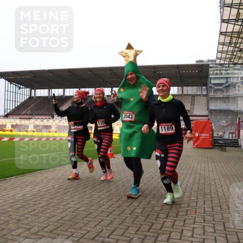 08.12.2024 - St. Pauli X-Mass-Run No. 14 Yannick Fuchs http://msf.ph/oto/7481470 08.12.2024 10:04:58 Ziel 1021, 1067, 1189, 1355, 2013, 2015, 2042, 2043, 2836, 2937 meine-sportfotos.de