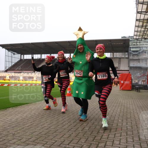 08.12.2024 - St. Pauli X-Mass-Run No. 14 Yannick Fuchs http://msf.ph/oto/7481473 08.12.2024 10:04:58 Ziel 1021, 1067, 1189, 1355, 2013, 2015, 2042, 2043, 2836, 2937 meine-sportfotos.de