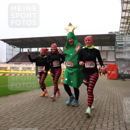 08.12.2024 - St. Pauli X-Mass-Run No. 14 Yannick Fuchs http://msf.ph/oto/7481476 08.12.2024 10:04:58 Ziel 1021, 1067, 1189, 1355, 2013, 2015, 2042, 2043, 2836, 2937 meine-sportfotos.de