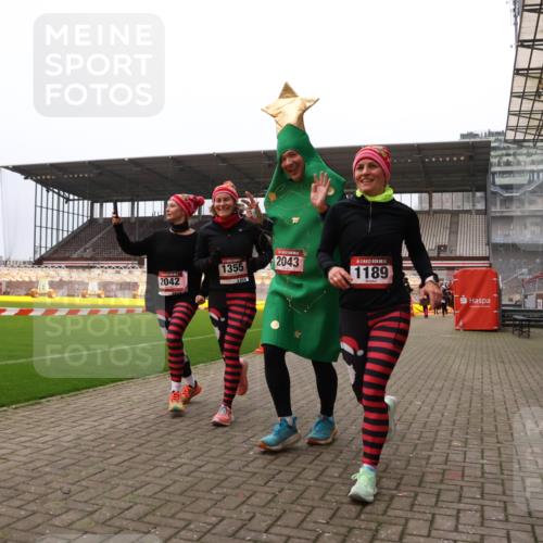 08.12.2024 - St. Pauli X-Mass-Run No. 14 Yannick Fuchs http://msf.ph/oto/7481481 08.12.2024 10:04:58 Ziel 1021, 1067, 1189, 1355, 2013, 2015, 2042, 2043, 2836, 2937 meine-sportfotos.de