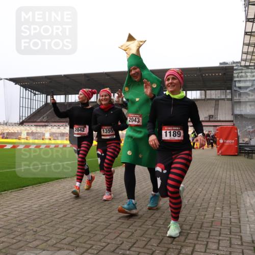 08.12.2024 - St. Pauli X-Mass-Run No. 14 Yannick Fuchs http://msf.ph/oto/7481483 08.12.2024 10:04:58 Ziel 1021, 1067, 1189, 1355, 2013, 2015, 2042, 2043, 2836, 2937 meine-sportfotos.de