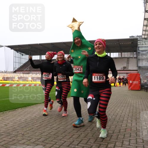 08.12.2024 - St. Pauli X-Mass-Run No. 14 Yannick Fuchs http://msf.ph/oto/7481488 08.12.2024 10:04:59 Ziel 1021, 1067, 1189, 1355, 2013, 2015, 2042, 2043, 2836, 2937, 3313 meine-sportfotos.de