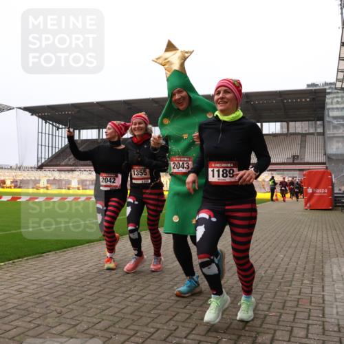 08.12.2024 - St. Pauli X-Mass-Run No. 14 Yannick Fuchs http://msf.ph/oto/7481491 08.12.2024 10:04:59 Ziel 1021, 1067, 1189, 1355, 2013, 2015, 2042, 2043, 2836, 2937, 3313 meine-sportfotos.de