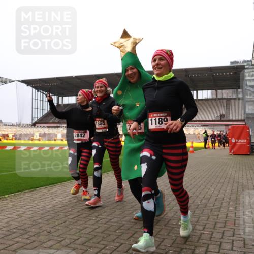08.12.2024 - St. Pauli X-Mass-Run No. 14 Yannick Fuchs http://msf.ph/oto/7481494 08.12.2024 10:04:59 Ziel 1021, 1067, 1189, 1355, 2013, 2015, 2042, 2043, 2836, 2937, 3313 meine-sportfotos.de