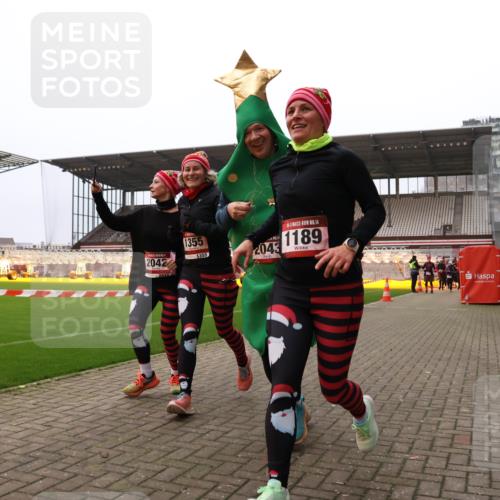 08.12.2024 - St. Pauli X-Mass-Run No. 14 Yannick Fuchs http://msf.ph/oto/7481495 08.12.2024 10:04:59 Ziel 1021, 1067, 1189, 1355, 2013, 2015, 2042, 2043, 2836, 2937, 3313 meine-sportfotos.de