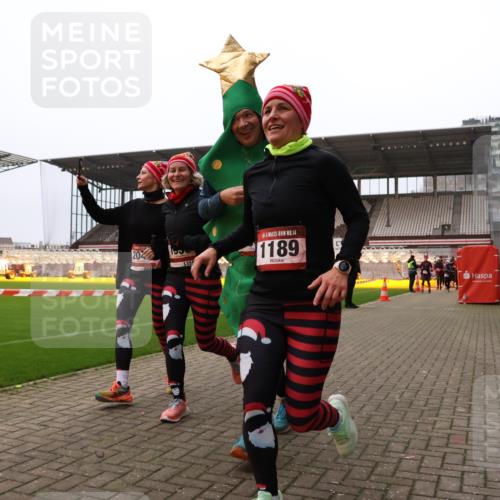 08.12.2024 - St. Pauli X-Mass-Run No. 14 Yannick Fuchs http://msf.ph/oto/7481499 08.12.2024 10:04:59 Ziel 1021, 1067, 1189, 1355, 2013, 2015, 2042, 2043, 2836, 2937, 3313 meine-sportfotos.de