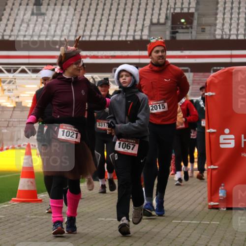 08.12.2024 - St. Pauli X-Mass-Run No. 14 Yannick Fuchs http://msf.ph/oto/7481523 08.12.2024 10:05:06 Ziel 24, 273, 312, 1021, 1067, 1189, 1355, 2013, 2015, 2042, 2043, 2165, 2836, 3077, 3310, 3311, 3312, 3313, 3314, 3315, 3316, 3317, 3318 meine-sportfotos.de