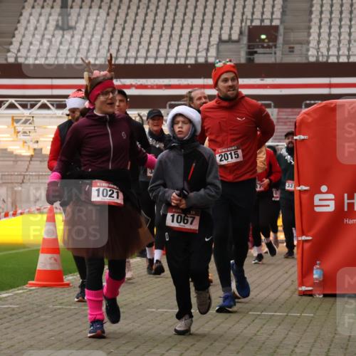08.12.2024 - St. Pauli X-Mass-Run No. 14 Yannick Fuchs http://msf.ph/oto/7481531 08.12.2024 10:05:06 Ziel 24, 273, 312, 1021, 1067, 1189, 1355, 2013, 2015, 2042, 2043, 2165, 2836, 3077, 3310, 3311, 3312, 3313, 3314, 3315, 3316, 3317, 3318 meine-sportfotos.de
