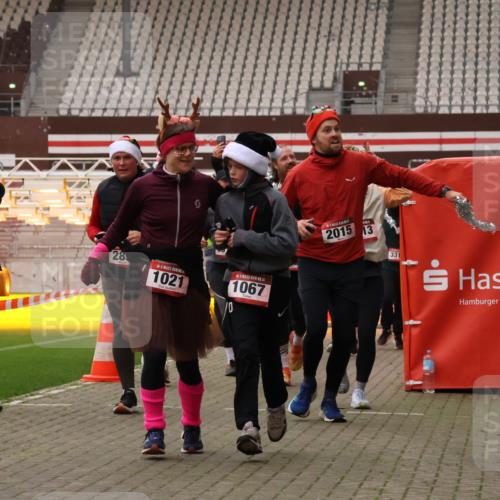 08.12.2024 - St. Pauli X-Mass-Run No. 14 Yannick Fuchs http://msf.ph/oto/7481543 08.12.2024 10:05:06 Ziel 24, 273, 312, 1021, 1067, 1189, 1355, 2013, 2015, 2042, 2043, 2165, 2836, 3077, 3310, 3311, 3312, 3313, 3314, 3315, 3316, 3317, 3318 meine-sportfotos.de