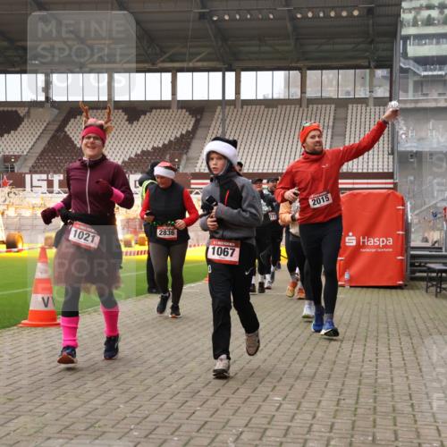 08.12.2024 - St. Pauli X-Mass-Run No. 14 Yannick Fuchs http://msf.ph/oto/7481581 08.12.2024 10:05:08 Ziel 24, 273, 312, 1021, 1067, 1189, 1355, 1959, 2013, 2015, 2042, 2043, 2165, 2836, 3077, 3310, 3311, 3312, 3313, 3314, 3315, 3316, 3317, 3318 meine-sportfotos.de