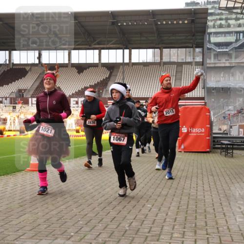 08.12.2024 - St. Pauli X-Mass-Run No. 14 Yannick Fuchs http://msf.ph/oto/7481588 08.12.2024 10:05:08 Ziel 24, 273, 312, 1021, 1067, 1189, 1355, 1959, 2013, 2015, 2042, 2043, 2165, 2836, 3077, 3310, 3311, 3312, 3313, 3314, 3315, 3316, 3317, 3318 meine-sportfotos.de