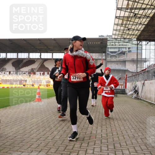 08.12.2024 - St. Pauli X-Mass-Run No. 14 Yannick Fuchs http://msf.ph/oto/7481720 08.12.2024 10:05:16 Ziel 24, 273, 312, 620, 949, 1021, 1067, 1959, 2013, 2015, 2031, 2165, 2836, 2889, 2890, 2903, 2904, 3077, 3310, 3311, 3312, 3313, 3314, 3315, 3316, 3317, 3318 meine-sportfotos.de