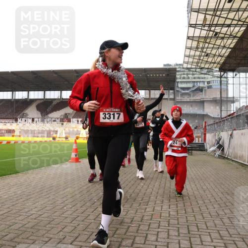 08.12.2024 - St. Pauli X-Mass-Run No. 14 Yannick Fuchs http://msf.ph/oto/7481724 08.12.2024 10:05:16 Ziel 24, 273, 312, 620, 949, 1021, 1067, 1959, 2013, 2015, 2031, 2165, 2836, 2889, 2890, 2903, 2904, 3077, 3310, 3311, 3312, 3313, 3314, 3315, 3316, 3317, 3318 meine-sportfotos.de