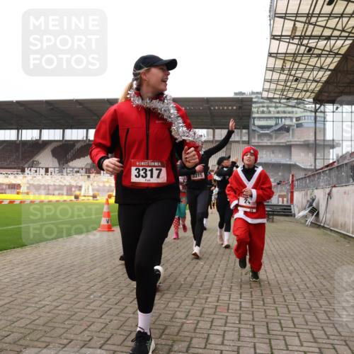 08.12.2024 - St. Pauli X-Mass-Run No. 14 Yannick Fuchs http://msf.ph/oto/7481727 08.12.2024 10:05:16 Ziel 24, 273, 312, 620, 949, 1021, 1067, 1959, 2013, 2015, 2031, 2165, 2836, 2889, 2890, 2903, 2904, 3077, 3310, 3311, 3312, 3313, 3314, 3315, 3316, 3317, 3318 meine-sportfotos.de