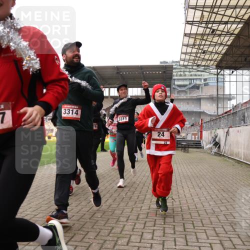 08.12.2024 - St. Pauli X-Mass-Run No. 14 Yannick Fuchs http://msf.ph/oto/7481732 08.12.2024 10:05:16 Ziel 24, 273, 312, 620, 949, 1021, 1067, 1959, 2013, 2015, 2031, 2165, 2836, 2889, 2890, 2903, 2904, 3077, 3310, 3311, 3312, 3313, 3314, 3315, 3316, 3317, 3318 meine-sportfotos.de
