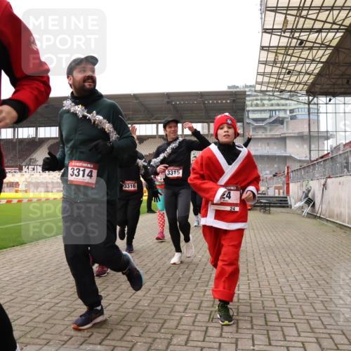 08.12.2024 - St. Pauli X-Mass-Run No. 14 Yannick Fuchs http://msf.ph/oto/7481740 08.12.2024 10:05:17 Ziel 24, 273, 312, 620, 949, 1021, 1067, 1959, 2013, 2015, 2031, 2165, 2836, 2889, 2890, 2903, 2904, 3077, 3310, 3311, 3312, 3313, 3314, 3315, 3316, 3317, 3318 meine-sportfotos.de