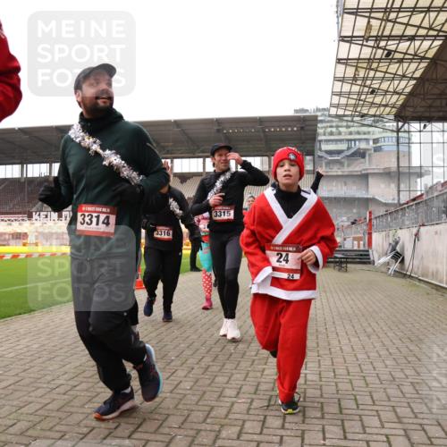 08.12.2024 - St. Pauli X-Mass-Run No. 14 Yannick Fuchs http://msf.ph/oto/7481742 08.12.2024 10:05:17 Ziel 24, 273, 312, 620, 949, 1021, 1067, 1959, 2013, 2015, 2031, 2165, 2836, 2889, 2890, 2903, 2904, 3077, 3310, 3311, 3312, 3313, 3314, 3315, 3316, 3317, 3318 meine-sportfotos.de