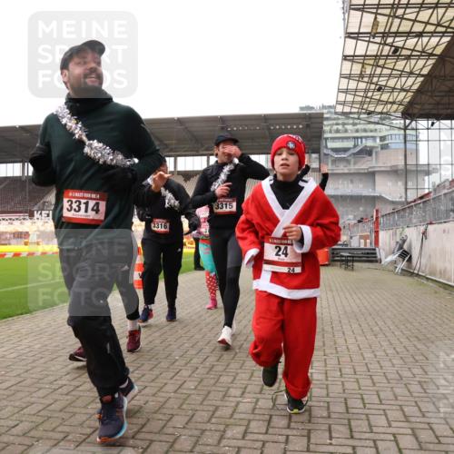 08.12.2024 - St. Pauli X-Mass-Run No. 14 Yannick Fuchs http://msf.ph/oto/7481746 08.12.2024 10:05:17 Ziel 24, 273, 312, 620, 949, 1021, 1067, 1959, 2013, 2015, 2031, 2165, 2836, 2889, 2890, 2903, 2904, 3077, 3310, 3311, 3312, 3313, 3314, 3315, 3316, 3317, 3318 meine-sportfotos.de