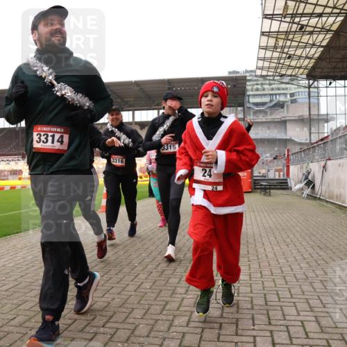 08.12.2024 - St. Pauli X-Mass-Run No. 14 Yannick Fuchs http://msf.ph/oto/7481750 08.12.2024 10:05:17 Ziel 24, 273, 312, 620, 949, 1021, 1067, 1959, 2013, 2015, 2031, 2165, 2836, 2889, 2890, 2903, 2904, 3077, 3310, 3311, 3312, 3313, 3314, 3315, 3316, 3317, 3318 meine-sportfotos.de
