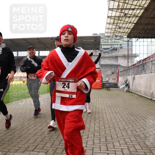 08.12.2024 - St. Pauli X-Mass-Run No. 14 Yannick Fuchs http://msf.ph/oto/7481755 08.12.2024 10:05:17 Ziel 24, 273, 312, 620, 949, 1021, 1067, 1959, 2013, 2015, 2031, 2165, 2836, 2889, 2890, 2903, 2904, 3077, 3310, 3311, 3312, 3313, 3314, 3315, 3316, 3317, 3318 meine-sportfotos.de
