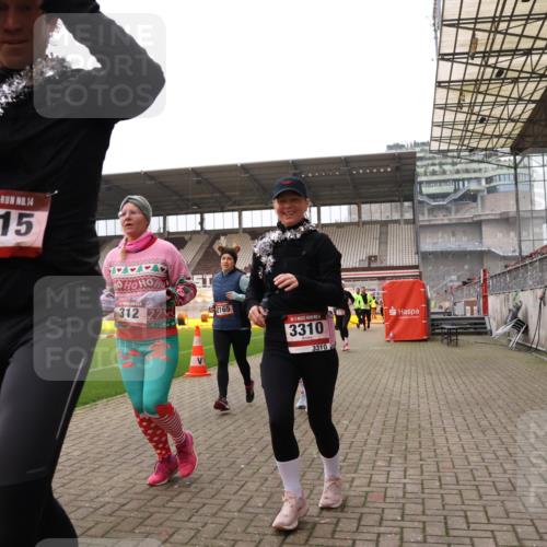 08.12.2024 - St. Pauli X-Mass-Run No. 14 Yannick Fuchs http://msf.ph/oto/7481770 08.12.2024 10:05:18 Ziel 24, 273, 312, 620, 949, 1021, 1067, 1959, 2013, 2015, 2031, 2165, 2836, 2889, 2890, 2903, 2904, 3077, 3310, 3311, 3312, 3313, 3314, 3315, 3316, 3317, 3318 meine-sportfotos.de