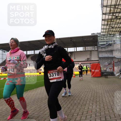 08.12.2024 - St. Pauli X-Mass-Run No. 14 Yannick Fuchs http://msf.ph/oto/7481777 08.12.2024 10:05:19 Ziel 24, 273, 312, 620, 949, 1021, 1067, 1959, 2013, 2015, 2031, 2165, 2836, 2889, 2890, 2903, 2904, 3077, 3310, 3311, 3312, 3313, 3314, 3315, 3316, 3317, 3318 meine-sportfotos.de