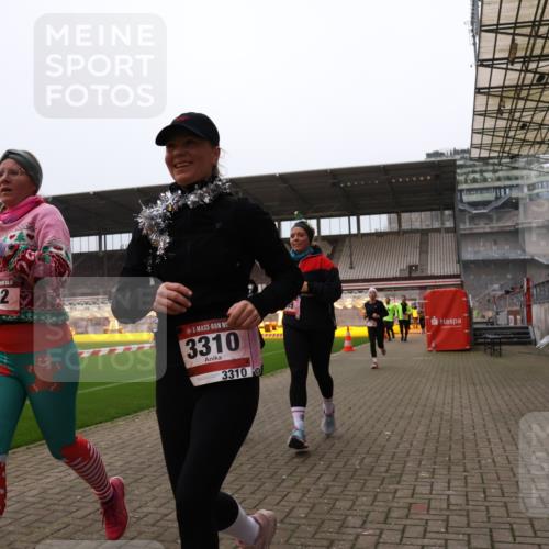 08.12.2024 - St. Pauli X-Mass-Run No. 14 Yannick Fuchs http://msf.ph/oto/7481782 08.12.2024 10:05:19 Ziel 24, 273, 312, 620, 949, 1021, 1067, 1959, 2013, 2015, 2031, 2165, 2836, 2889, 2890, 2903, 2904, 3077, 3310, 3311, 3312, 3313, 3314, 3315, 3316, 3317, 3318 meine-sportfotos.de