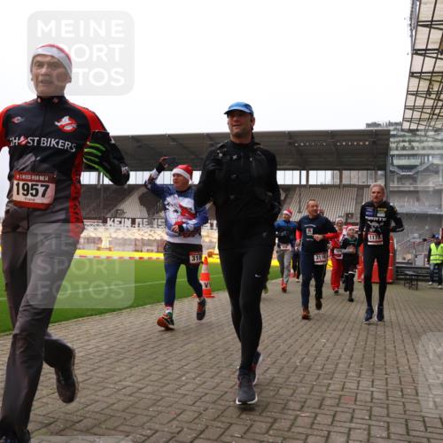 08.12.2024 - St. Pauli X-Mass-Run No. 14 Yannick Fuchs http://msf.ph/oto/7482256 08.12.2024 10:05:47 Ziel 126, 751, 932, 1178, 1605, 1643, 1650, 1957, 2056, 2077, 2080, 2146, 2306, 2308, 2344, 2435, 2603, 2864, 2866, 2908, 3114, 3115, 3118, 3184, 3302, 3339 meine-sportfotos.de