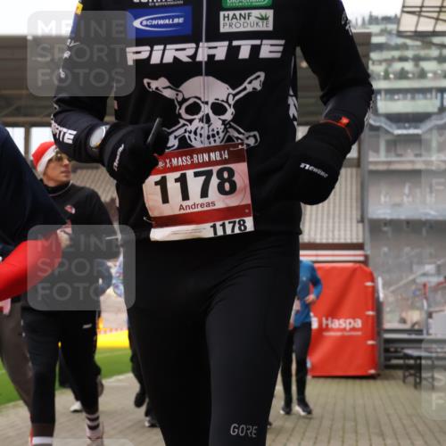 08.12.2024 - St. Pauli X-Mass-Run No. 14 Yannick Fuchs http://msf.ph/oto/7482285 08.12.2024 10:05:48 Ziel 751, 932, 1178, 1243, 1605, 1643, 1650, 1957, 2056, 2077, 2080, 2306, 2308, 2344, 2435, 2603, 2864, 2866, 2908, 3114, 3115, 3118, 3184, 3302, 3339 meine-sportfotos.de