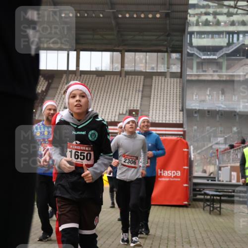 08.12.2024 - St. Pauli X-Mass-Run No. 14 Yannick Fuchs http://msf.ph/oto/7482291 08.12.2024 10:05:49 Ziel 751, 932, 1178, 1243, 1605, 1643, 1650, 1957, 2056, 2077, 2080, 2306, 2308, 2344, 2435, 2603, 2864, 2866, 2908, 3114, 3115, 3118, 3184, 3302 meine-sportfotos.de