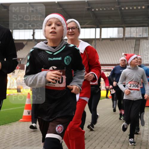 08.12.2024 - St. Pauli X-Mass-Run No. 14 Yannick Fuchs http://msf.ph/oto/7482310 08.12.2024 10:05:50 Ziel 751, 932, 1178, 1243, 1605, 1643, 1650, 1957, 2056, 2077, 2080, 2306, 2308, 2344, 2435, 2474, 2603, 2864, 2866, 2908, 3114, 3115, 3118, 3184, 3302 meine-sportfotos.de