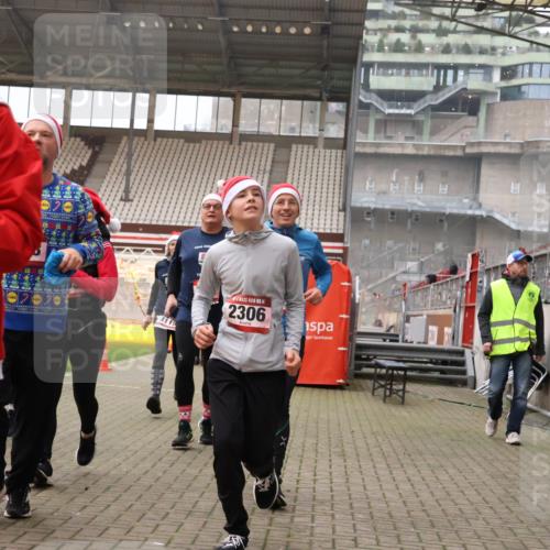 08.12.2024 - St. Pauli X-Mass-Run No. 14 Yannick Fuchs http://msf.ph/oto/7482317 08.12.2024 10:05:50 Ziel 751, 932, 1178, 1243, 1605, 1643, 1650, 1957, 2056, 2077, 2080, 2306, 2308, 2344, 2435, 2474, 2603, 2864, 2866, 2908, 3114, 3115, 3118, 3184, 3302 meine-sportfotos.de