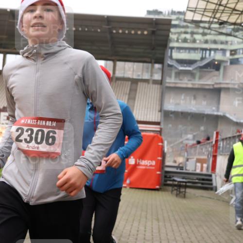 08.12.2024 - St. Pauli X-Mass-Run No. 14 Yannick Fuchs http://msf.ph/oto/7482342 08.12.2024 10:05:51 Ziel 751, 932, 1178, 1243, 1605, 1643, 1650, 1957, 2056, 2077, 2080, 2306, 2308, 2344, 2435, 2474, 2603, 2864, 2866, 2908, 3114, 3115, 3118, 3184, 3302 meine-sportfotos.de