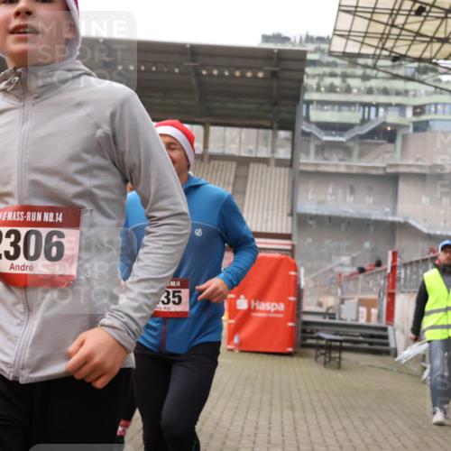 08.12.2024 - St. Pauli X-Mass-Run No. 14 Yannick Fuchs http://msf.ph/oto/7482344 08.12.2024 10:05:51 Ziel 751, 932, 1178, 1243, 1605, 1643, 1650, 1957, 2056, 2077, 2080, 2306, 2308, 2344, 2435, 2474, 2603, 2864, 2866, 2908, 3114, 3115, 3118, 3184, 3302 meine-sportfotos.de