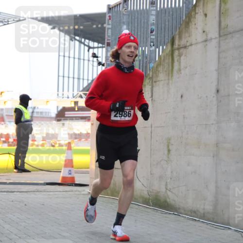 08.12.2024 - St. Pauli X-Mass-Run No. 14 H.Heesch http://msf.ph/oto/7486987 08.12.2024 09:48:17 Ziel 2986 meine-sportfotos.de