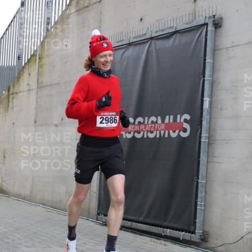 08.12.2024 - St. Pauli X-Mass-Run No. 14 H.Heesch http://msf.ph/oto/7486998 08.12.2024 09:48:19 Ziel 2986, 2986 meine-sportfotos.de