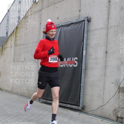08.12.2024 - St. Pauli X-Mass-Run No. 14 H.Heesch http://msf.ph/oto/7487008 08.12.2024 09:48:19 Ziel 2986, 2986 meine-sportfotos.de