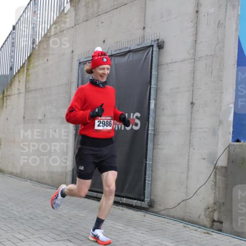 08.12.2024 - St. Pauli X-Mass-Run No. 14 H.Heesch http://msf.ph/oto/7487019 08.12.2024 09:48:19 Ziel 2986, 2986 meine-sportfotos.de