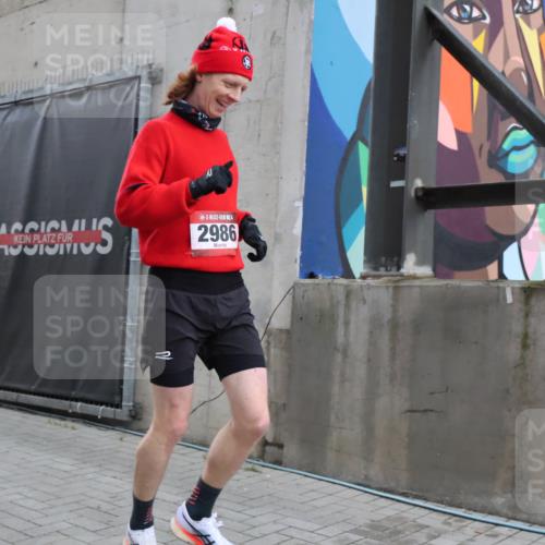 08.12.2024 - St. Pauli X-Mass-Run No. 14 H.Heesch http://msf.ph/oto/7487059 08.12.2024 09:48:19 Ziel 2986, 2986 meine-sportfotos.de