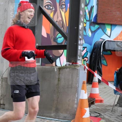 08.12.2024 - St. Pauli X-Mass-Run No. 14 H.Heesch http://msf.ph/oto/7487083 08.12.2024 09:48:20 Ziel 2986, 2986 meine-sportfotos.de