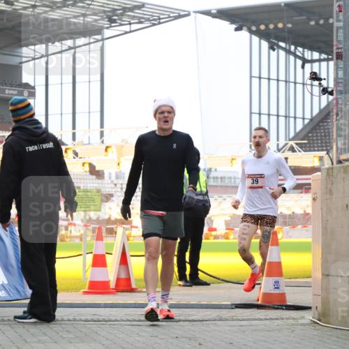 08.12.2024 - St. Pauli X-Mass-Run No. 14 H.Heesch http://msf.ph/oto/7487098 08.12.2024 09:49:04 Ziel 39, 2336 meine-sportfotos.de