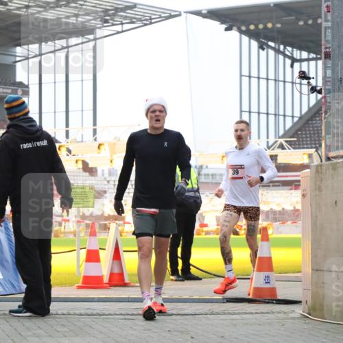 08.12.2024 - St. Pauli X-Mass-Run No. 14 H.Heesch http://msf.ph/oto/7487103 08.12.2024 09:49:04 Ziel 39, 2336 meine-sportfotos.de