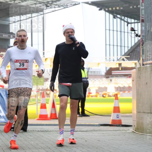 08.12.2024 - St. Pauli X-Mass-Run No. 14 H.Heesch http://msf.ph/oto/7487109 08.12.2024 09:49:06 Ziel 2336, 39, 2336 meine-sportfotos.de