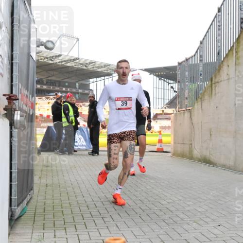 08.12.2024 - St. Pauli X-Mass-Run No. 14 H.Heesch http://msf.ph/oto/7487118 08.12.2024 09:49:07 Ziel 39, 2336, 39, 2336 meine-sportfotos.de