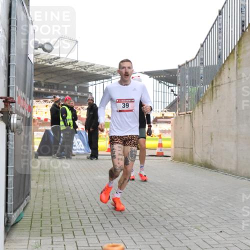 08.12.2024 - St. Pauli X-Mass-Run No. 14 H.Heesch http://msf.ph/oto/7487123 08.12.2024 09:49:07 Ziel 39, 2336, 39, 2336 meine-sportfotos.de