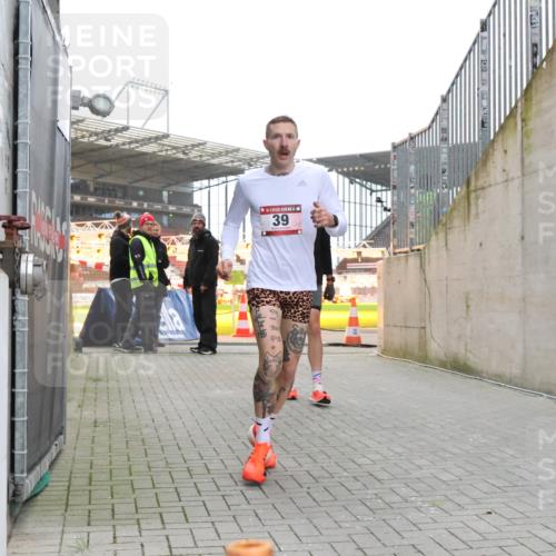 08.12.2024 - St. Pauli X-Mass-Run No. 14 H.Heesch http://msf.ph/oto/7487127 08.12.2024 09:49:08 Ziel 39, 2336, 39, 2336 meine-sportfotos.de