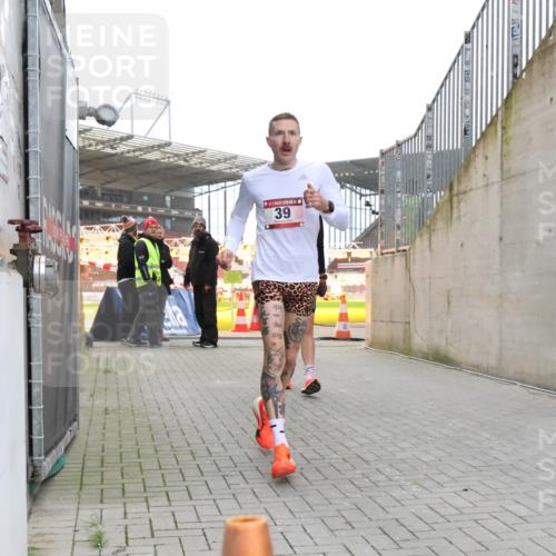 08.12.2024 - St. Pauli X-Mass-Run No. 14 H.Heesch http://msf.ph/oto/7487130 08.12.2024 09:49:08 Ziel 39, 2336, 39, 2336 meine-sportfotos.de