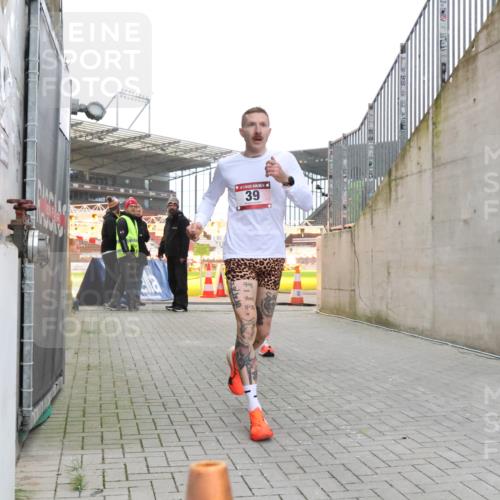 08.12.2024 - St. Pauli X-Mass-Run No. 14 H.Heesch http://msf.ph/oto/7487134 08.12.2024 09:49:08 Ziel 39, 2336, 39, 2336 meine-sportfotos.de